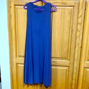 MIDI sleeveless dress.